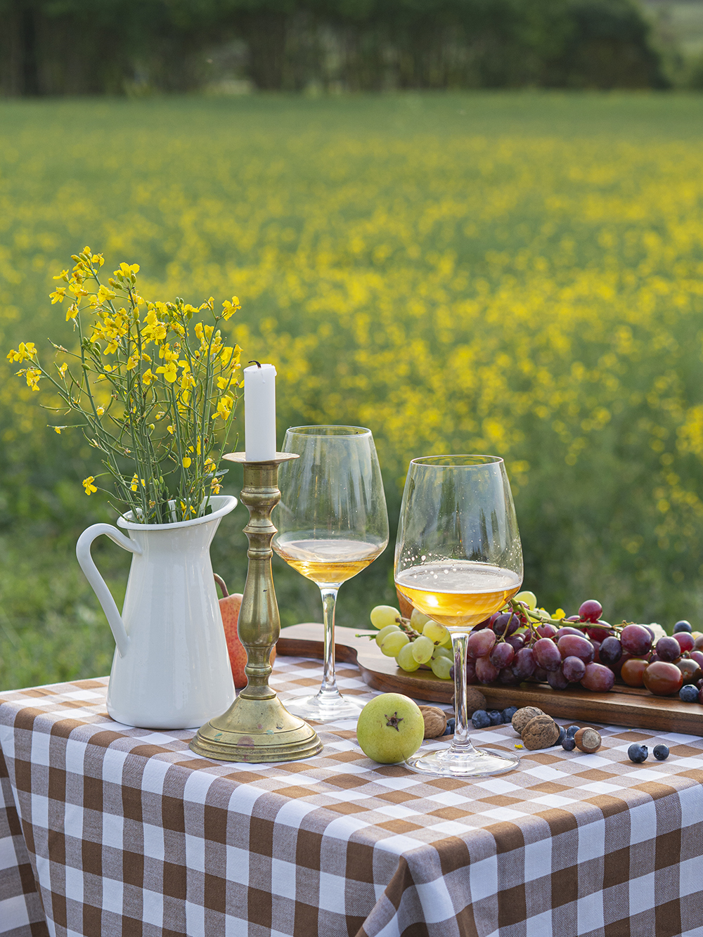 Una mesa campestre entre campos de colza para celebrar el amor_20
